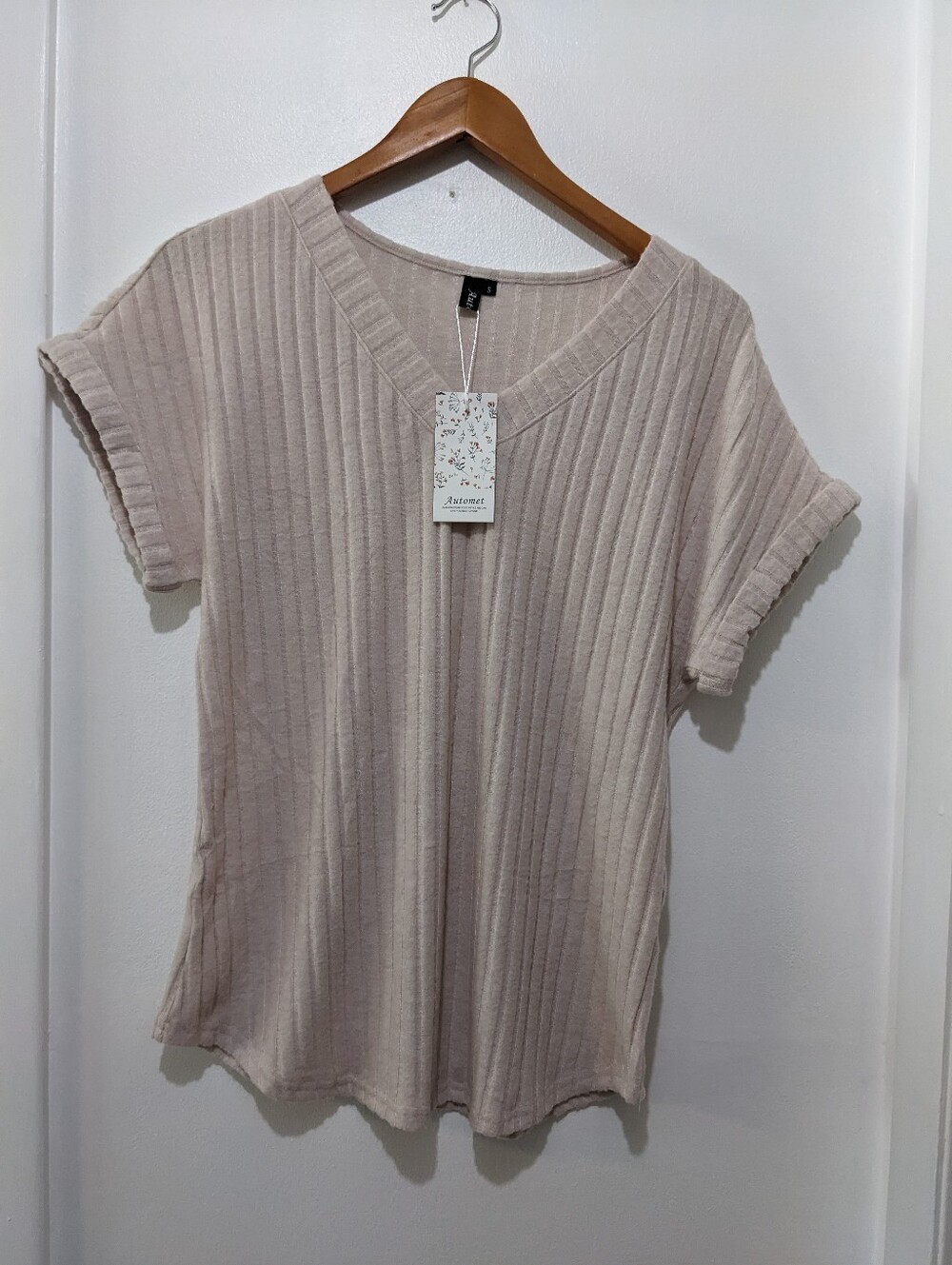 NWT Automet Women's SS V Neck Top